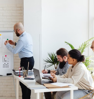 Equipo de trabajo en oficina colaborando