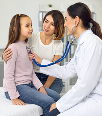 Pediatra revisando paciente