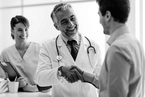 Doctor saludando