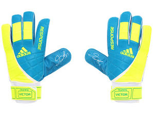 Adidas lança luva autografada de Victor