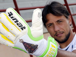 Diego Alves de luva nova