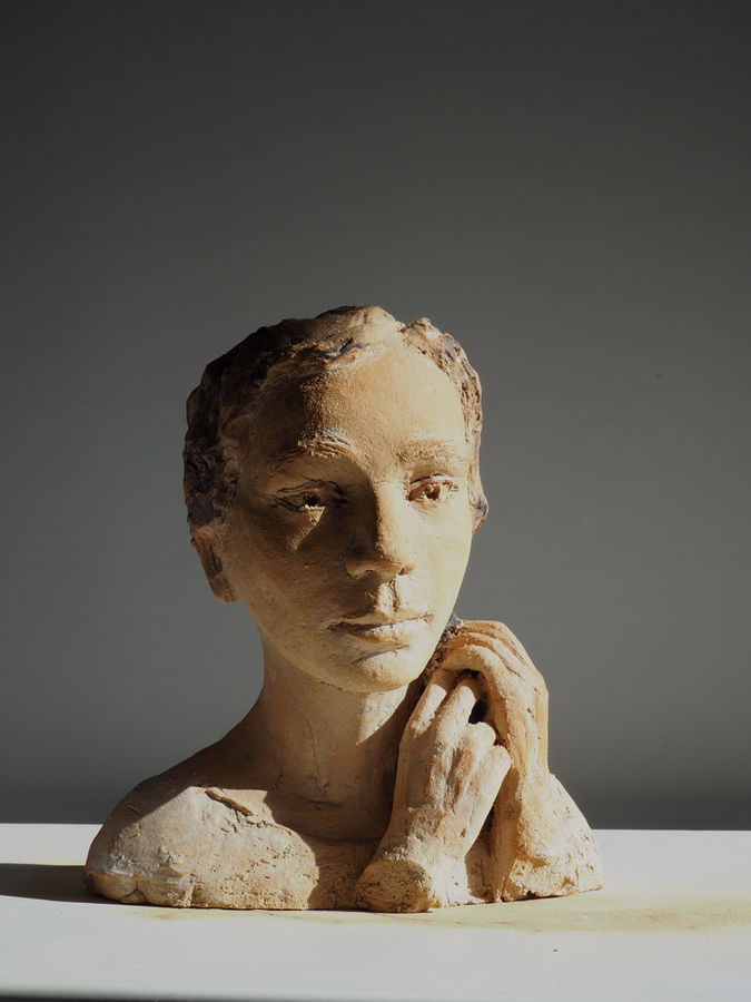 Sculpture grès. Buste de jeune femme. Portrait de ma fille Coline