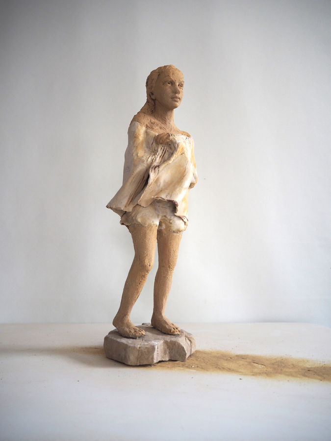 Sculpture grès sur pierre. Jeune fille debout en paréo
46.13.16