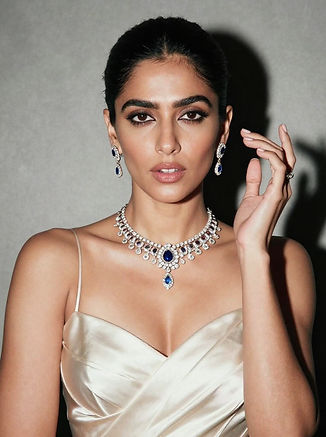 freepik__elegant-indian-woman-wearing-diamond-necklace-and-__35553.png