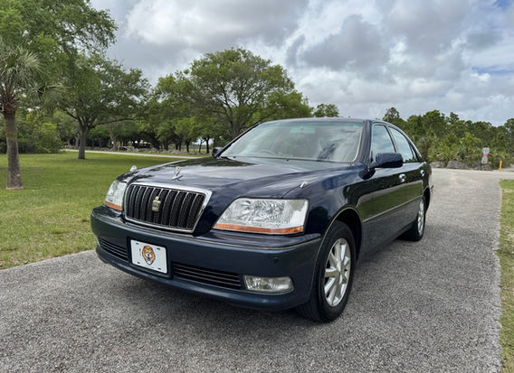 2000 Toyota Crown Majesta C Type UZS171 JDM luxury sedan front view with chrome grille