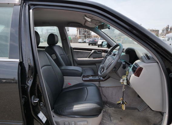 Interior of 1999 Toyota Crown Majesta 3.0 showing black seat covers, front power seats, navigation system, automatic transmission, and keyless entry – luxury JDM car for sale