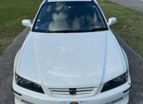 Front view of 2000 Honda Accord Wagon SiR in original pearl white – 2.3L H23A DOHC VTEC engine, clean JDM import with 128,603 km for sale in the USA