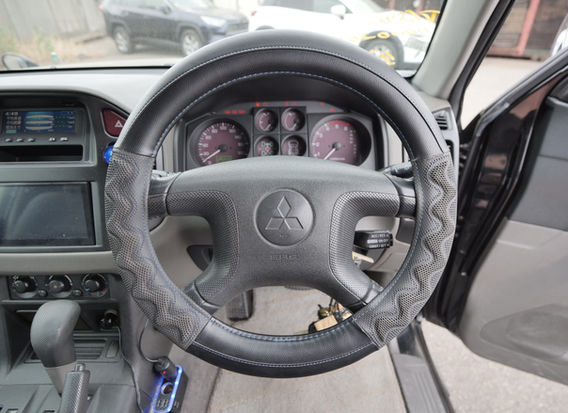 1999 Mitsubishi Pajero dashboard steering wheel original interior 79k miles
