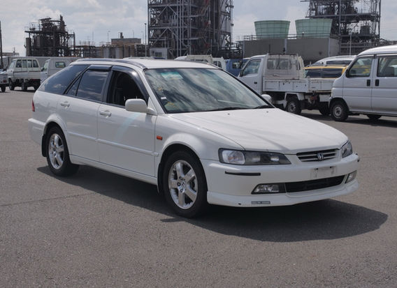 Front view of 2000 Honda Accord Wagon SiR in original pearl white – 2.3L H23A DOHC VTEC engine, clean JDM import with 128,603 km for sale in the USA