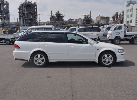 Side profile of 2000 Accord Wagon SiR with 2.3L VTEC engine – pearl white JDM wagon with automatic transmission, air conditioning, and power features