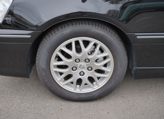 Factory alloy wheel on 2001 Toyota Crown Estate Athlete black wagon