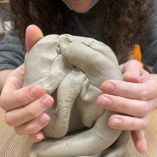 momenti di manipolazione della ceramica durante l'attività di realizzazione dell'opera