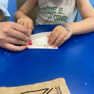 laboratorio ludico della Zecca, i piccoli di Oncologia Pediatrica provano a creare una moneta