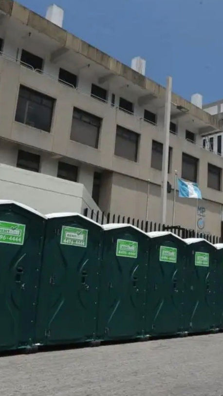 El Ministerio Público de Guatemala y la misteriosa aparición de inodoros portátiles