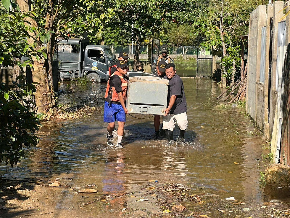 Habitantes rescatan algunas de sus pertenencias en Honduras durante la tormenta Sara, en noviembre de 2024 | Fotografía de Canal 6