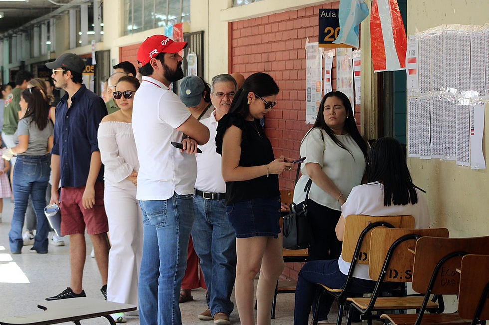 Un grupo de hondureños ejerce su derecho al voto, en un entorpecido proceso primario en marzo de 2025, en la industrial San Pedro Sula | Fotografía de COYUNTURA por Juan Daniel Treminio