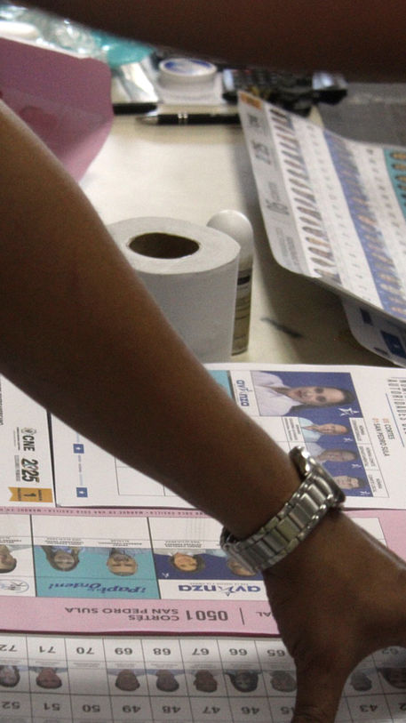 Un libro, una fotografía y la tensión electoral que nunca cesa en Honduras