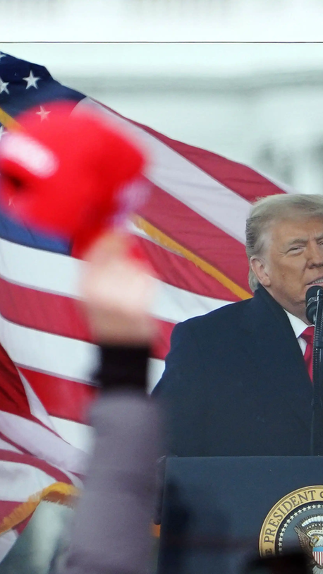 Trump se sentó por horas a ver cómo se desarrollaba el ataque al Capitolio: testigos en audiencia