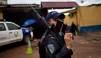 06-06-13-National-Police-officer-behind-weapon-during-operative-police-station-El-Mayoreo-