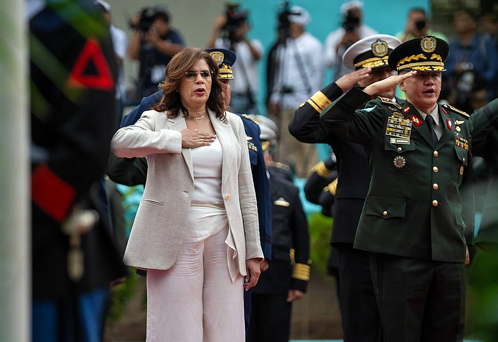 A la derecha de la imagen, el jefe del Estado Mayor Conjunto de las Fuerzas Armadas (FF.AA.), el general de División Roosevelt Leonel Hernández Aguilar, junto a la ministra de Defensa y precandidata presidencial del oficialista Libertad y Refundación, Rixi Moncada | Fotografía de Hondudiario