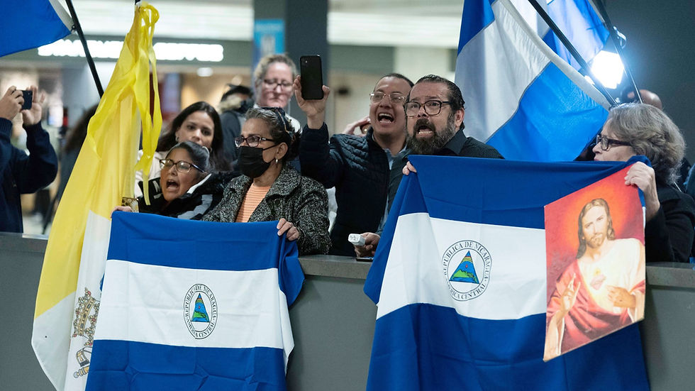 Un grupo de personas espera en EE.UU. a las y los desterrados de Nicaragua por el régimen sandinista de Daniel Ortega y Rosario Murillo el 09 de febrero de 2023 | Fotografía de AP por José Luis Magaña