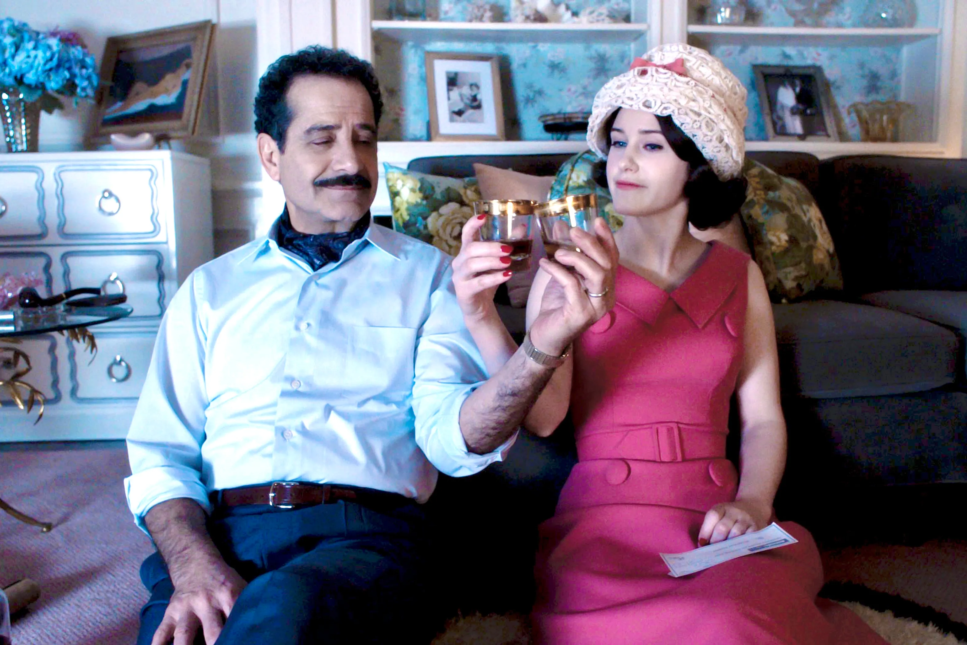 Una escena de la cuarta y última temporada de The Marvelous Mrs. Maisel, de Prime Video, cuya actriz principal, Rachel Brosnahan (izquierda), está nominada a Mejor Actriz Principal en una Serie de Comedia en los Emmy de 2023 | Fotografía de Amazon Inc
