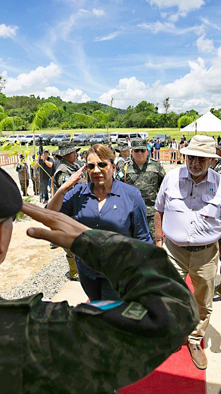 Militares cada vez más serviciales con LIBRE mientras las elecciones se oscurecen sin verificación humana