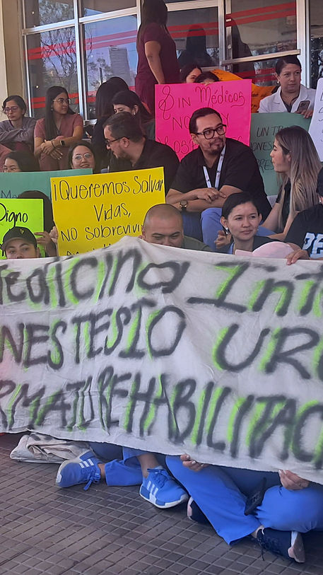 Médicos protestan en Honduras mientras autoridades los acusan de negligencia