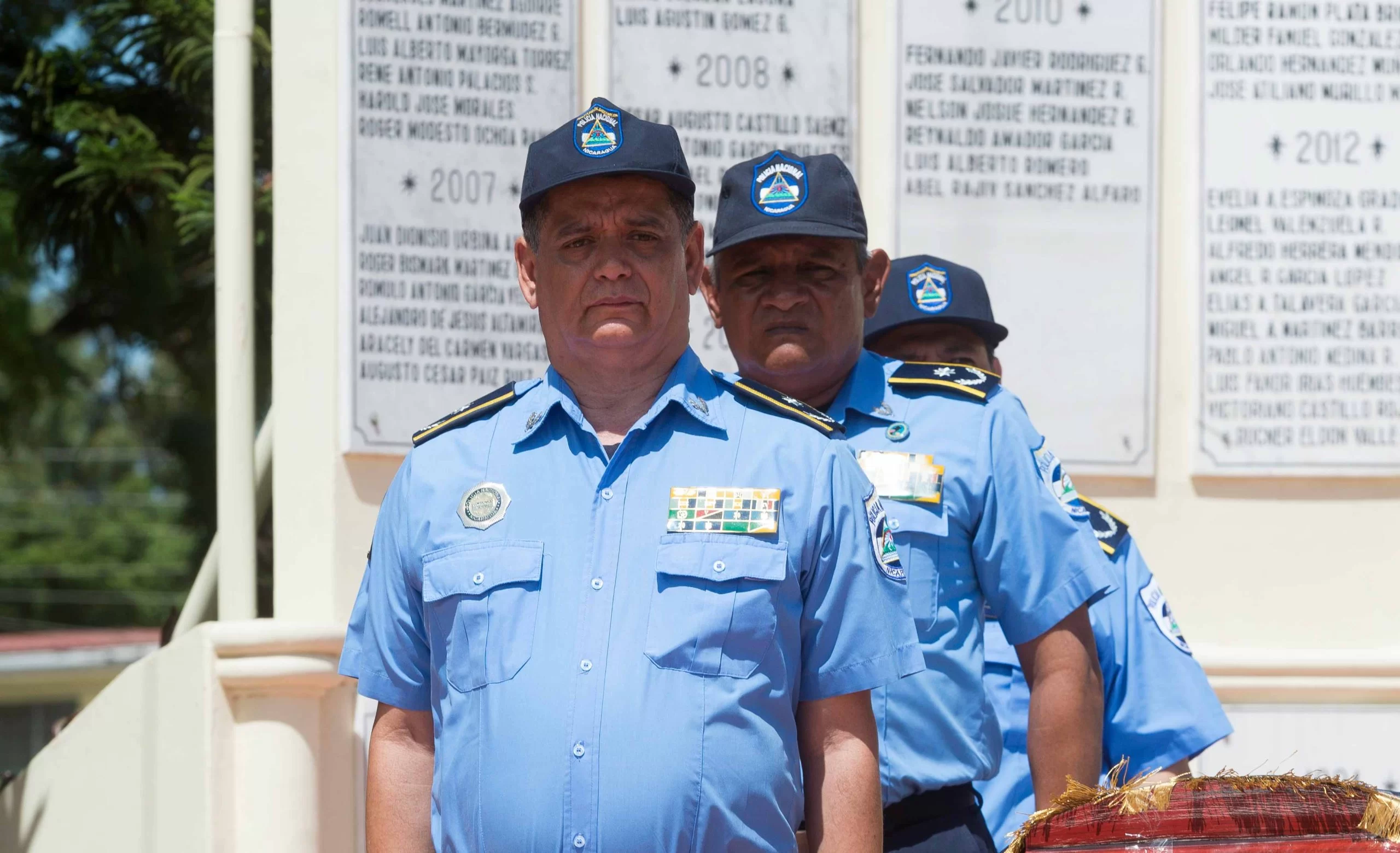 El director general de la Policía Nacional, primer comisionado Francisco Díaz, acompañado de la Jefatura Nacional y el Consejo Nacional de la institución, durante un acto conmemorativo | Fotografía cortesía