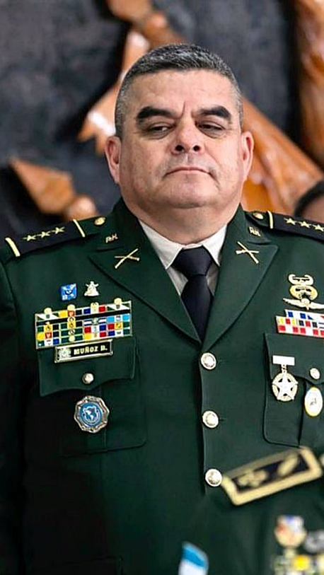 General hondureño Ramiro Muñoz Bonilla solicita baja de las Fuerzas Armadas. Versión oficial "por salud", y versión del aludido por "presión política"