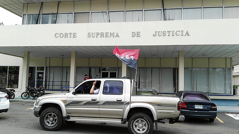 Una bandera del Frente Sandinista ondea frente a la Corte Suprema de Justicia de Nicaragua en Managua | Fotografía de La Prensa