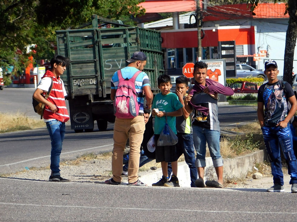 Un grupo de migrantes, entre ellos niños, buscan salir de Honduras por tierra, recorriendo cientos de kilómetros en su ruta | Fotografía de Coyuntura por Jairo Videa