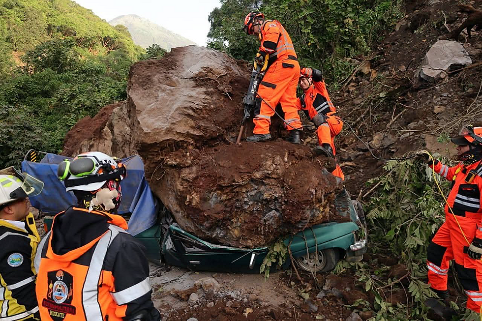 Personal operativo del Sistema CONRED realizando acciones de respuesta ante caída de rocas registradas en el kilómetro 47, RD-ESC, Santa María de Jesús, Sacatepéquez | Fotografía cortesía