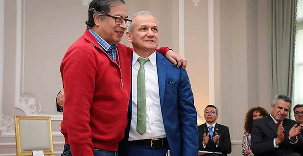 Entre el asilo, la fiesta y una circular roja: la vida pública del colombiano Carlos Ramón González, prófugo, en Managua