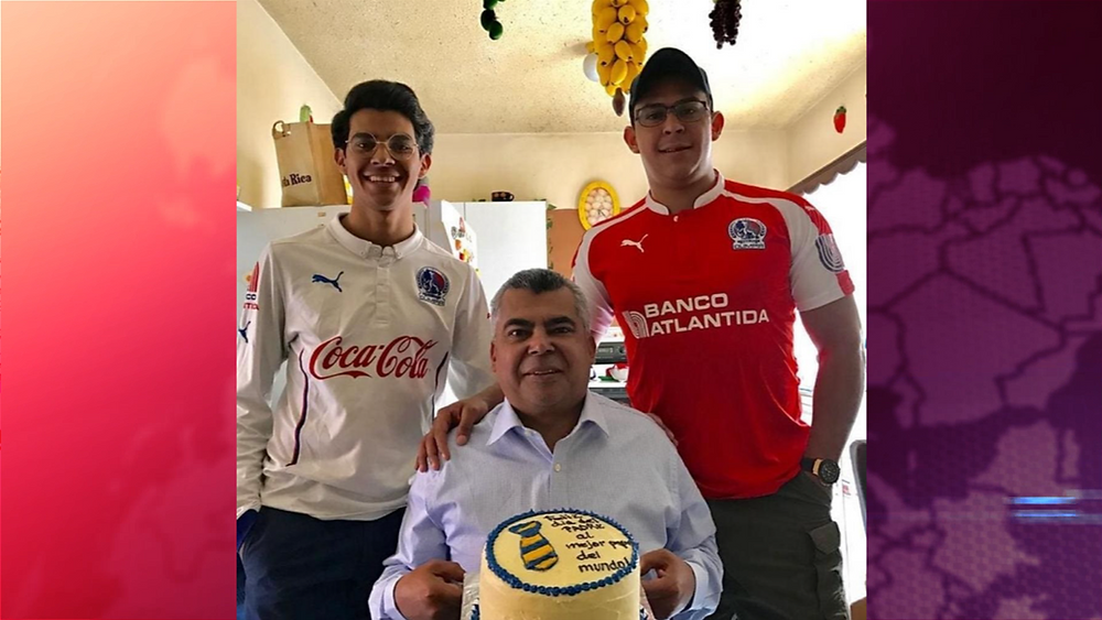 El periodista y presentador Pablo Matamoros en vida junto a sus hijos - Fotografía cortesía