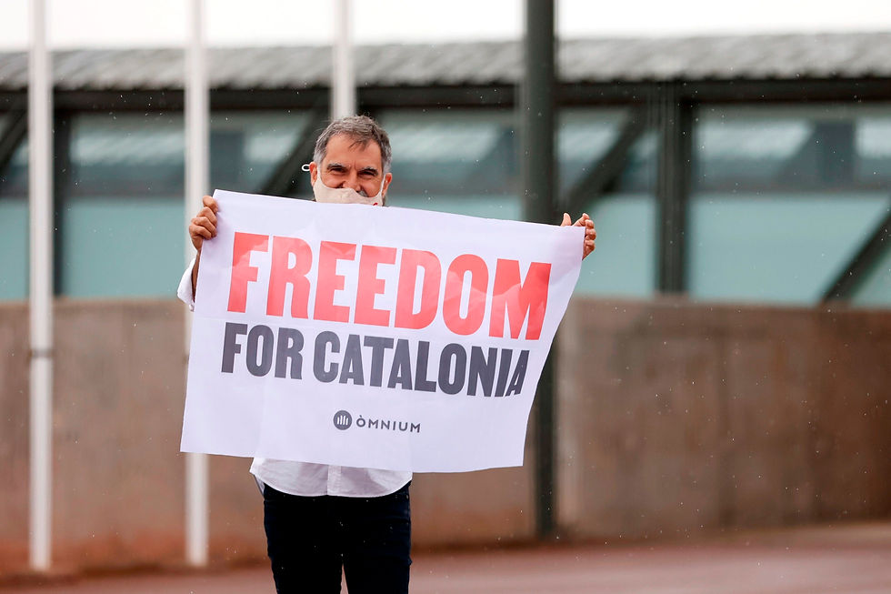 El presidente de Omnium, Jordi Cuixart, en el Centro Penitenciario de Lledoners, Cataluña, en el día que se conceden los indultos aprobada por el Gobierno de Pedro Sánchez en España | Fotografía de EFE por Quique García