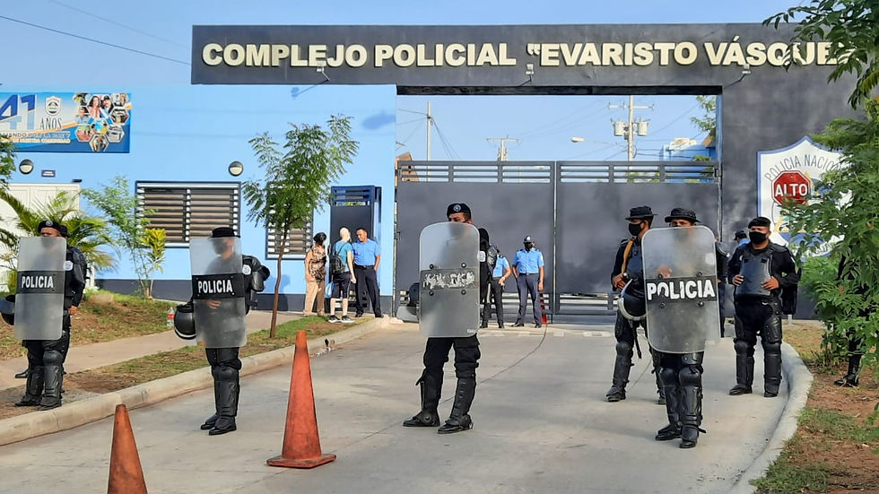 En una imagen de archivo, fuerzas antimotines resguardan un complejo policial de Managua | Fotografía cortesía