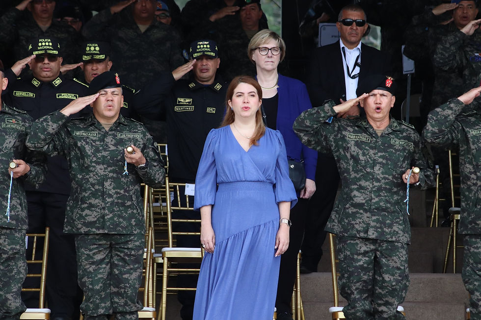 Junto a las Fuerzas Armadas de Honduras, Cossette López, en febrero de 2025 | Fotografía del CNE