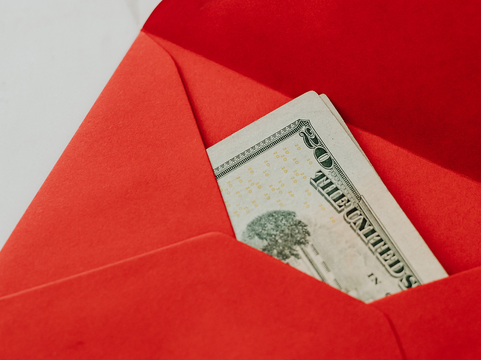 Un sobre rojo con dinero en dólares | Fotografía de COYUNTURA