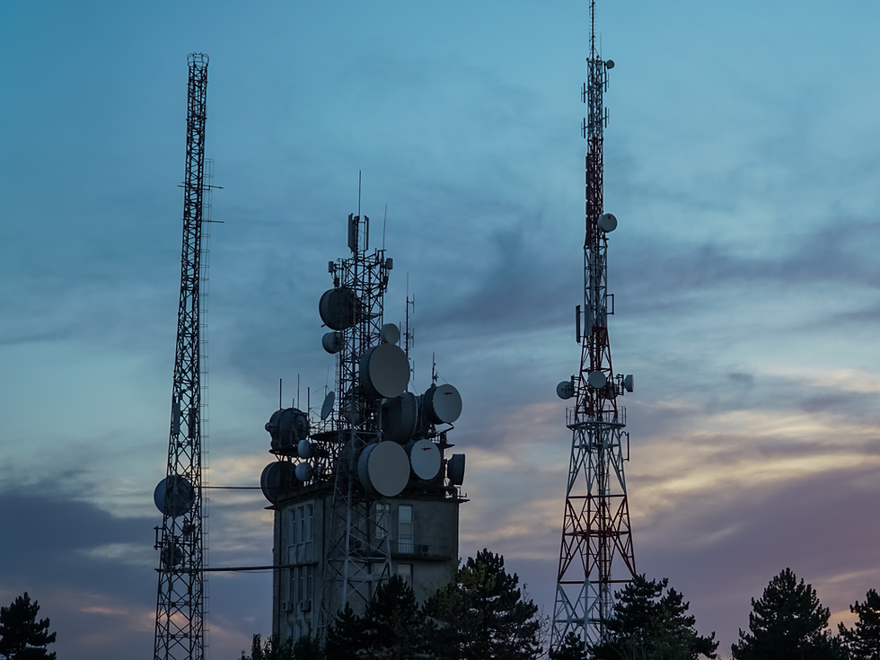 Antenas de tecnología 5G al atardecer | Fotografía de COYUNTURA