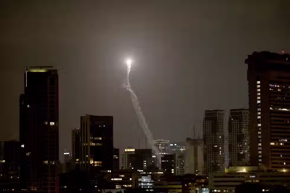 La llamada "cúpula de hierro", el sistema de defensa aérea israelí, intercepta misiles disparados desde Irán sobre Tel Aviv, Israel, la madrugada del martes 17 de junio de 2025 | Fotografía de EPA por Atef Safadi