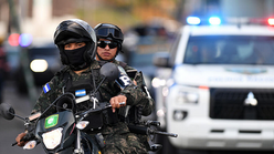 Siete ataúdes y un pliego de reclamos: el día que la Policía hondureña enterró a sus muertos y exhibió sus heridas
