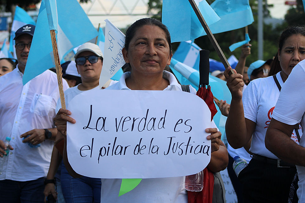 Una ciudadana hondureña sostiene un cartel que cita: "la verdad es el pilar de la justicia", en San Pedro Sula, el sábado 16 de agosto de 2025 | Fotografía de COYUNTURA por Juan Daniel Treminio