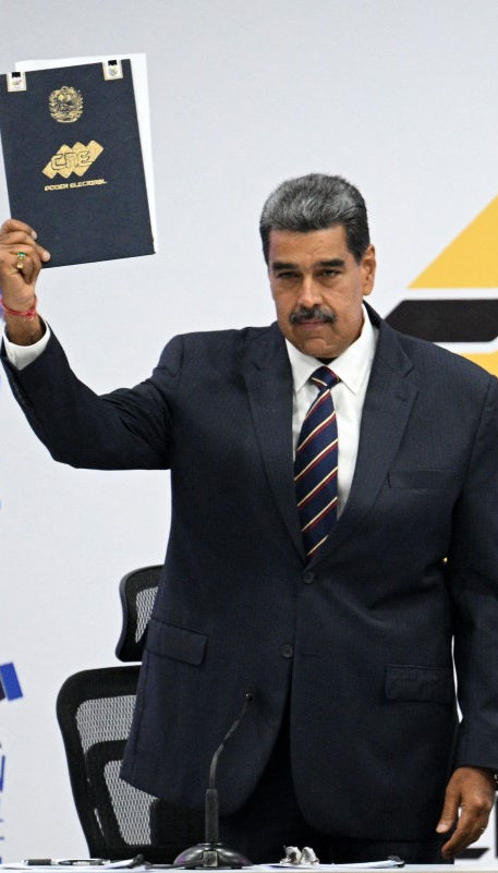Nicolás Maduro es proclamado presidente de Venezuela para un tercer período. Dice que asume "el mandato del pueblo" y que la oposición intenta "un golpe de Estado"
