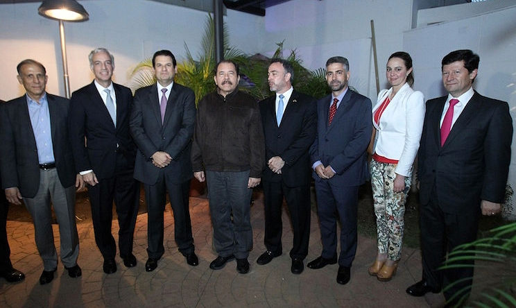 Al centro, con vestimenta informal, Daniel Ortega. En la parte izquierda, Álvaro Baltodano | Fotografía cortesía