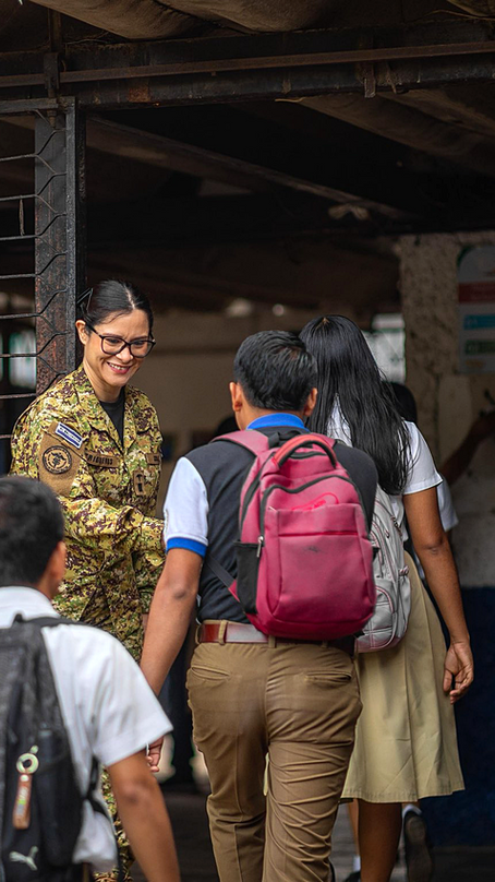 La capitana al frente del aula: El Salvador bajo una nueva dirección educativa, enfocada en la disciplina y "los valores"