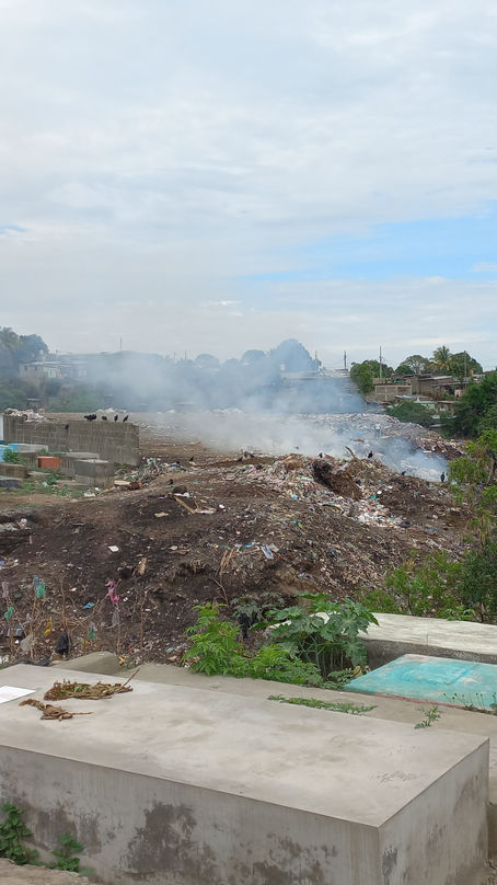Una vida en medio del humo y la basura