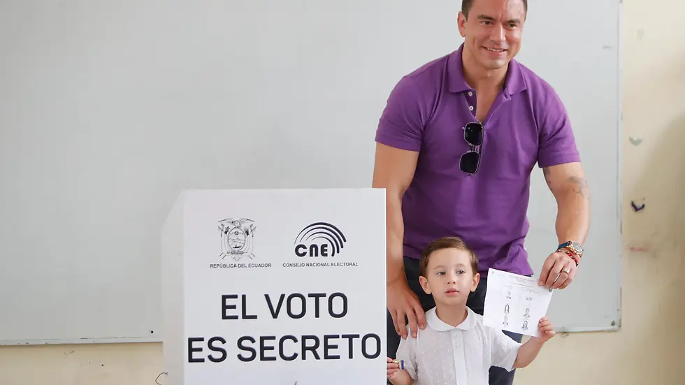 Daniel Noboa Azín emite su voto el domingo 13 de abril de 2025 | Fotografía de EFE por Carlos Durán