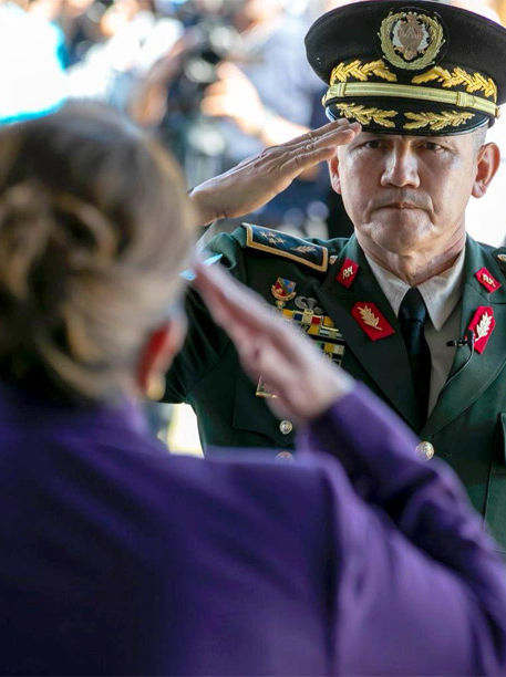 Un general "agraviado", "ofendido" y atrincherado en la narrativa oficialista exige eliminar "un X" en Honduras