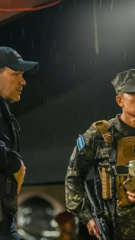 "Primero detener, luego investigar". Policías salvadoreños relatan detenciones arbitrarias, corrupción y abusos durante el régimen de excepción